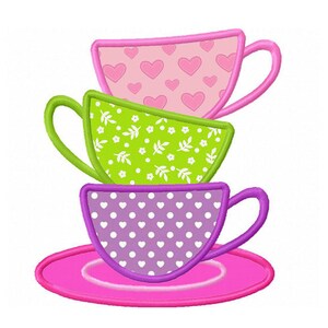 Puede incluir: Una pila de tres tazas de té con un platillo rosa. La taza superior es rosa con corazones blancos, la taza del medio es verde con flores blancas y la taza inferior es morada con lunares blancos.