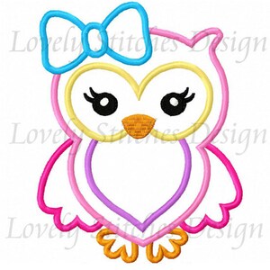 Pode incluir: Um design de coruja colorido com um la&ccedil;o azul, olhos pretos e um bico laranja. A coruja &eacute; delineada em rosa, amarelo e roxo. O texto "Lovely Stitches Design" &eacute; repetido em torno da imagem.