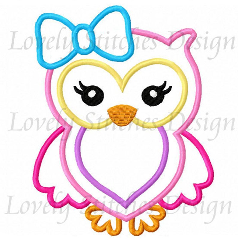 Pode incluir: Um design de coruja colorido com um la&ccedil;o azul, olhos pretos e um bico laranja. A coruja &eacute; delineada em rosa, amarelo e roxo. O texto "Lovely Stitches Design" &eacute; repetido em torno da imagem.
