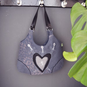 Borsa a tracolla grigia con cuore e spade, borsa alla moda, alternativa, vecchia scuola, stile tatuaggio, tarocchi, tre spade, moda vegana, cuore, mistico, magico