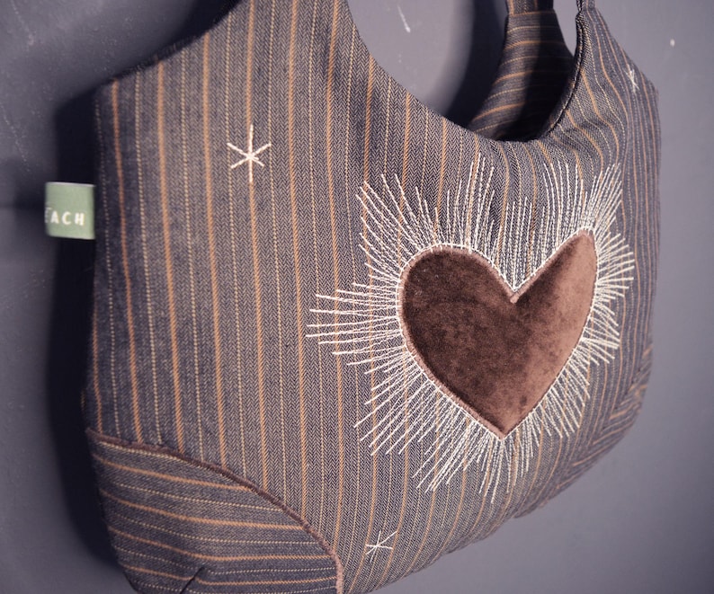 Bolsa de ombro marrom com coração, bolsa média moderna, bolsa de lona, bolsa para uso diário, carteira de mão, estilo alternativo, estilo tatuagem retrô, celestial. imagem 2