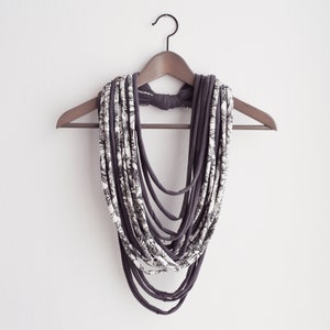 Weiß grau Halsschmuck Schlauchschal Schlauchschal Schlauchschal Unikat Unikat Schmuck botanisches Muster upcycled t-shirt