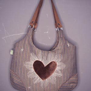 Bolsa de ombro marrom com coração, bolsa média moderna, bolsa de lona, bolsa para uso diário, carteira de mão, estilo alternativo, estilo tatuagem retrô, celestial. imagem 1