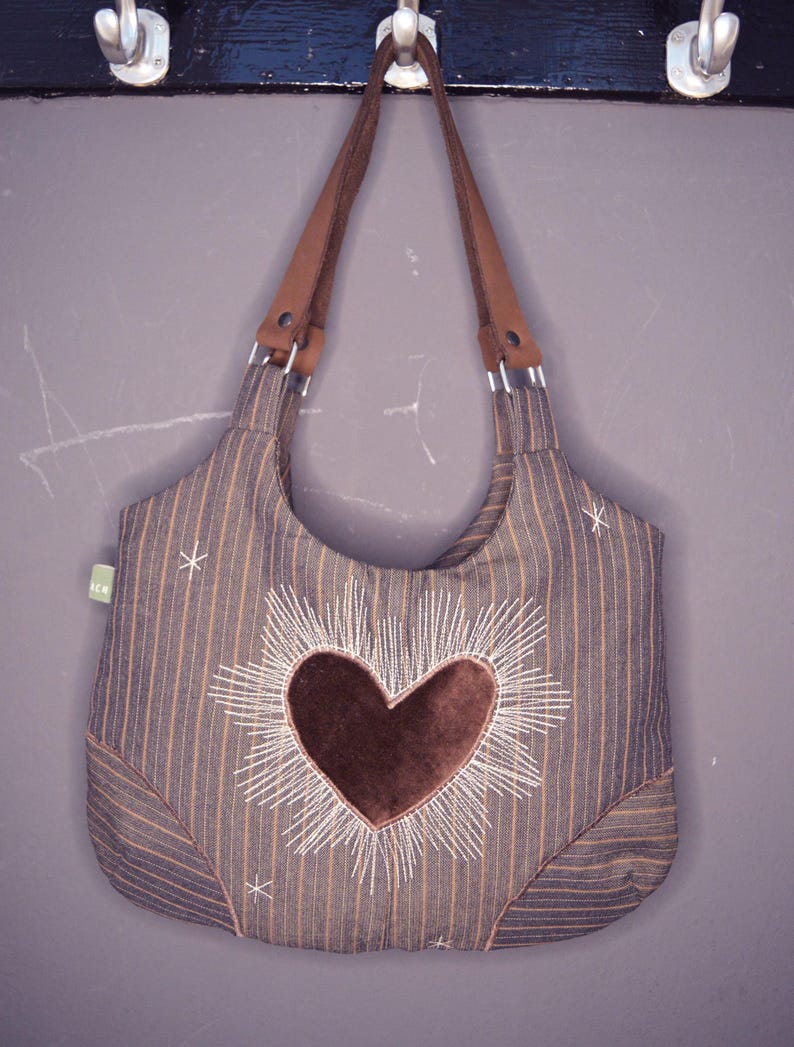 Bolsa de ombro marrom com coração, bolsa média moderna, bolsa de lona, bolsa para uso diário, carteira de mão, estilo alternativo, estilo tatuagem retrô, celestial. imagem 1