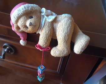 Jolene Cherished Teddies Shelf-Sitter 1996 / "Dropping You a Holiday Greeting" / Priscilla Hillman