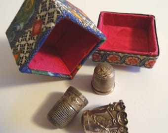 DRIE ANTIEKE VINGERHOESJES in een met stof beklede doos