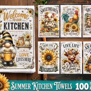 Può includere: Una collezione di strofinacci rettangolari con vari disegni raffiguranti girasoli, api, gnomi, un maiale, un gallo, una mucca delle Highland e un orso. Ogni strofinaccio mostra testi decorativi come Welcome to our Kitchen, Life is Better on the Farm e Bee Your Own Sunshine, su uno sfondo bianco con trama a nido d'ape.