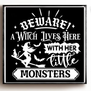 Tutaj mieszka czarownica ze swoimi małymi potworami svg, Farmhouse Halloween SVG, Rustykalny Halloween svg, Znak Farmhouse Halloween svg