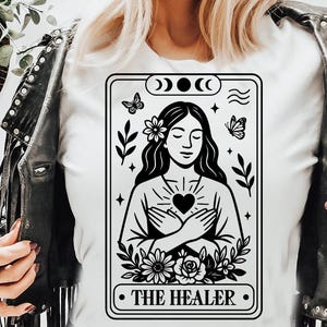 Genezer tarotkaart svg, de genezer svg, tarotkaart svg, geestelijke gezondheid svg, genezing tijdperk svg, zelfliefde svg, genezing svg, therapie svg