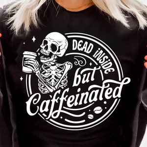 Morto por dentro, mas com cafeína SVG, Caveira com cafeína svg, Caveira de café svg, Esqueleto de café svg, Caveira de café svg