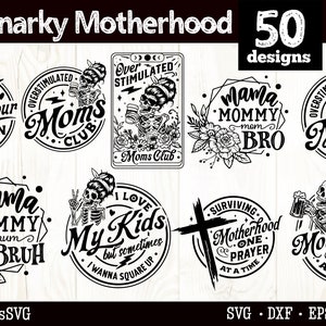Op de afbeelding: Een set van 50 zwart-witte SVG-ontwerpen met humoristische uitspraken over moederschap. De ontwerpen bevatten zinnen als "Mind Your Own Motherhood", "Over Stimulated Moms Club", "Mama Mommy Mom Bro" en "Surviving Motherhood One Beer at a Time".