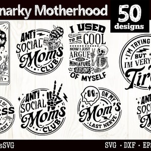Op de afbeelding: Een set van 50 zwart-wit digitale ontwerpen met humoristische citaten over moederschap. De ontwerpen bevatten zinnen als "Anti Social Moms Club", "Ik was vroeger cool, nu discussieer ik alleen nog met miniatuurversies van mezelf" en "Ik probeer het, maar ik ben erg moe".