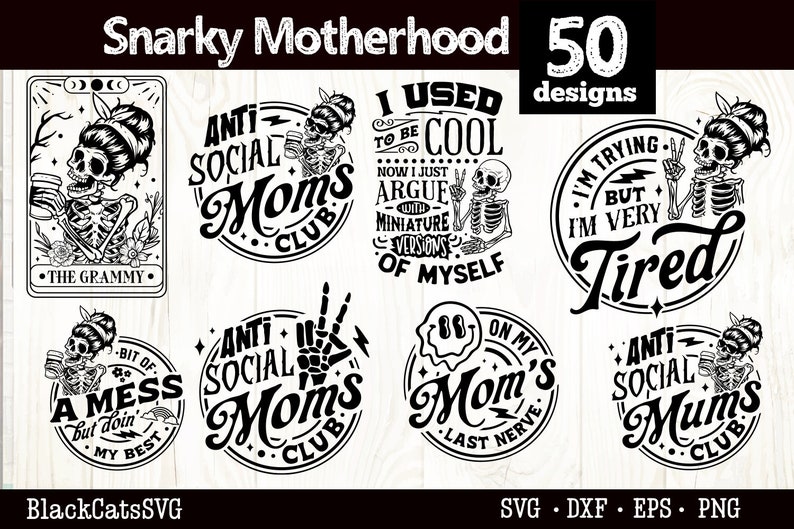 Op de afbeelding: Een set van 50 zwart-wit digitale ontwerpen met humoristische citaten over moederschap. De ontwerpen bevatten zinnen als "Anti Social Moms Club", "Ik was vroeger cool, nu discussieer ik alleen nog met miniatuurversies van mezelf" en "Ik probeer het, maar ik ben erg moe".