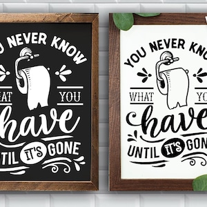 Puede incluir: Dos letreros con marco negro y texto blanco que dice "You never know what you have until it's gone". Cada letrero presenta un rollo de papel higiénico con un soporte. El letrero de la izquierda tiene un fondo negro y el letrero de la derecha tiene un fondo blanco.