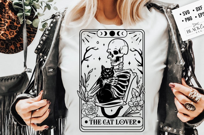 Puede incluir: Ilustraci&oacute;n en blanco y negro de un esqueleto sosteniendo un gato negro. La imagen est&aacute; en el estilo de una carta de tarot e incluye el texto "The Cat Lover".