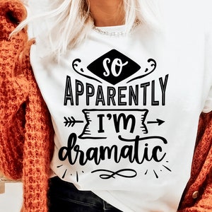 Könnte beinhalten: Weißes T-Shirt mit schwarzem Text, der "So Apparently I'm Dramatic" lautet, mit Pfeilen auf beiden Seiten von "I'm".