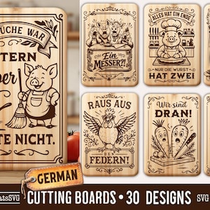 Puede incluir: Colecci&oacute;n de tablas de cortar de madera con texto e ilustraciones humor&iacute;sticas en alem&aacute;n. Los dise&ntilde;os incluyen un cerdo con una escoba, un chef cerdo y una vaca en una cocina. Las tablas son rectangulares.