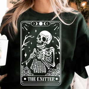 La carte de tarot de la tricoteuse SVG, svg squelette tricot, la tricoteuse svg, svg tricot, svg tricot, svg au crochet