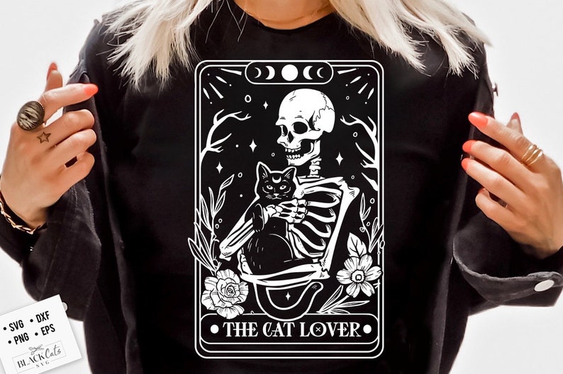 Puede incluir: Una ilustraci&oacute;n en blanco y negro de un esqueleto sosteniendo un gato negro. La imagen est&aacute; en el estilo de una carta de tarot y tiene el texto "THE CAT LOVER." en la parte inferior.