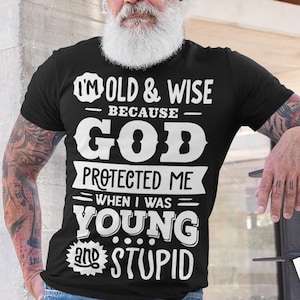 Sono vecchio e saggio perché Dio mi ha protetto quando ero giovane e stupido svg, Birthday Vintage Svg, Aged to perfection svg