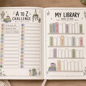 Pu&ograve; includere: Un diario aperto che presenta una pagina A to Z Challenge con righe alfabetiche e una pagina My Library Books to Read con scaffali illustrati. Le pagine includono elementi decorativi disegnati a mano come piante in vaso e libri.