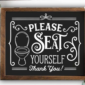 以下が含まれることがあります： トイレのシルエットと「PLEASE SEAT YOURSELF Thank You!」という装飾的なフォントで書かれたテキストが書かれた白黒の看板です。