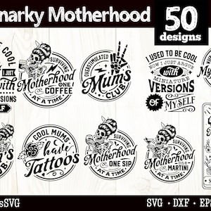 Op de afbeelding: Een set van 50 zwart-witte SVG-ontwerpen met humoristische citaten over moederschap. De ontwerpen bevatten zinnen als "Ik was cool, nu discussieer ik alleen nog met miniatuurversies van mezelf" en "Coole moeders hebben tatoeages".