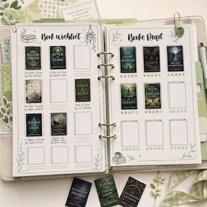 Pu&ograve; includere: Un'agenda ad anelli con due pagine intitolate Book Wishlist e Books Read. Le pagine contengono illustrazioni di copertine di libri, rettangoli vuoti per appunti e icone a forma di stella. Tre adesivi di copertine si trovano sotto l'agenda.