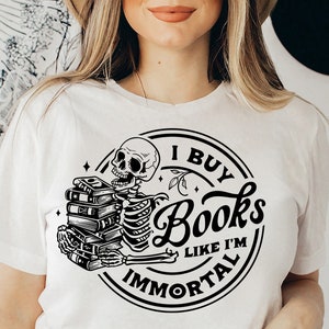 Compro libri come se fossi immortale in formato SVG, Scheletro e libri in formato SVG, Amante dei libri in formato SVG, Lettura in formato SVG, Booktrovert in formato SVG, Lettore in formato SVG, libro divertente in formato SVG