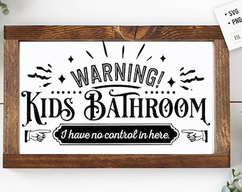 Könnte beinhalten: Ein weißes Schild mit schwarzem Text, auf dem steht "WARNUNG! KINDERTOILETTE Ich habe hier keine Kontrolle." Das Schild ist in einen dunkelbraunen Holzrahmen gefasst.