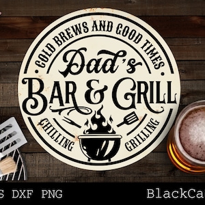 Może przedstawiać: Biało-czarny znak z tekstem "COLD BREWS AND GOOD TIMES Dad's BAR & GRILL CHILLING GRILLING" z czarną sylwetką grilla z płomieniami.