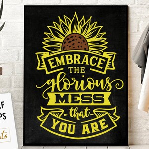 Puede incluir: Gráfico negro y amarillo con un girasol y el texto "Embrace the glorious mess that you are".