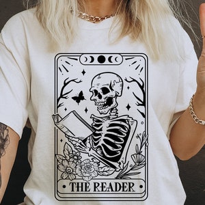 Der Leser Tarot Karte SVG, Skelett lesen svg, Der Leser svg, Buchliebhaber svg, lesen svg, Booktrovert svg, Reader svg, lustiges Buch svg
