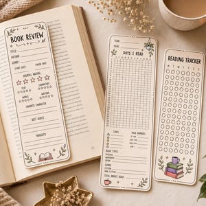 Pu&ograve; includere: Tre segnalibri in carta color crema con illustrazioni e testo in inchiostro nero. Un segnalibro &egrave; intitolato BOOK REVIEW, un altro DAYS I READ con una griglia, e il terzo READING TRACKER con cerchi. Ognuno include decorazioni floreali.