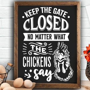Op de afbeelding: Een zwart schoolbord met witte tekst die "Keep the gate closed. No matter what the chickens say." luidt. Rechts op het bord staat een witte illustratie van een kip.