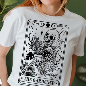 Tarjeta de tarot de jardinero svg, El amante de las plantas SVG, Tarot amante de las plantas svg, Esqueleto de plantas svg, Jardín svg, El jardinero svg, plantas svg