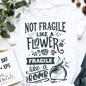 Puede incluir: Camiseta blanca con un gráfico negro que dice "Not Fragile Like a Flower Fragile Like a Bomb".