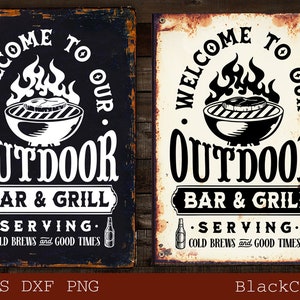 Może przedstawiać: Dwa czarno-białe metalowe znaki w stylu vintage o rustykalnym wyglądzie. Znaki głosiły: "Witamy w naszym Barze i Grillu na świeżym powietrzu, gdzie serwujemy zimne piwa i dobre czasy". Znaki przedstawiają grilla z płomieniami i stekiem na nim.