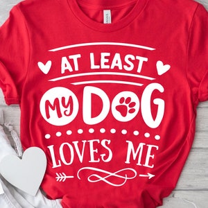 Mijn hond houdt in ieder geval van mij svg, Anti Valentijnsdag SVG, Funny Valentine Shirt Svg, Love Svg