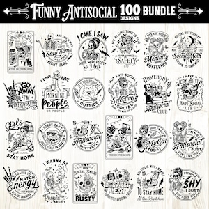 Könnte beinhalten: Eine Sammlung von 20 schwarz-weißen Designs mit humorvollen antisozialen Themen. Jedes Design zeigt Skelette, Katzen, Schmetterlinge und Texte wie "Homebody", "Introvert Era" und "Stay Home". Der Satz "Funny Antisocial 100 Bundle Designs" steht oben.