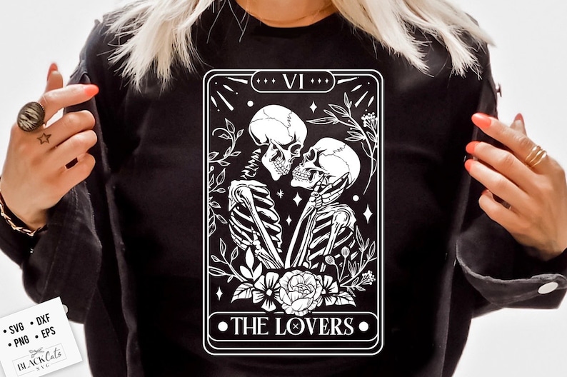 Puede incluir: Una ilustraci&oacute;n en blanco y negro de la carta del tarot de Los Enamorados que presenta dos esqueletos abraz&aacute;ndose. La carta est&aacute; rodeada por un borde blanco y el texto "VI" y "LOS ENAMORADOS" est&aacute; impreso en blanco.