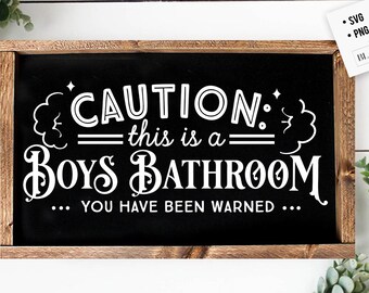 Könnte beinhalten: Ein rechteckiges Holzschild mit dem weißen Text "CAUTION: this is a BOYS BATHROOM... YOU HAVE BEEN WARNED..." auf schwarzem Hintergrund. Ein dekoratives Schild für das Badezimmer.