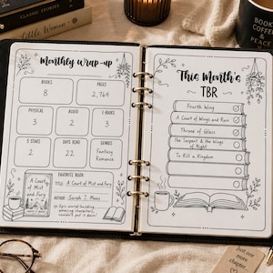 Pu&ograve; includere: Un'agenda ad anelli aperta che mostra una pagina Monthly Wrap-up con statistiche e una pagina This Month's TBR con un elenco di libri. Il layout stampato in bianco e nero include sezioni per libri, pagine, generi e una voce per il libro preferito A Court of Mist and Fury di Sarah J. Maas, insieme a un elenco di titoli come Fourth Wing e Throne of Glass.