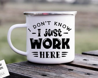 Puede incluir: Taza de esmalte blanco con una inscripción negra que dice "No lo sé - Solo trabajo aquí".