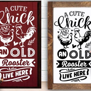 Una linda chica y un viejo gallo viven aquí svg, Pollo svg, Pollos divertidos svg, coop svg, Pollo de granja svg, Pollo sarcástico svg