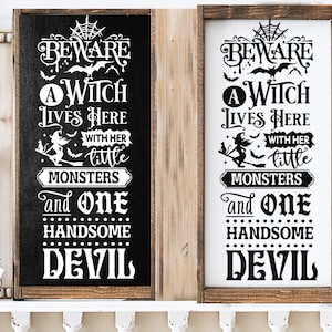 Tutaj mieszka czarownica ze swoimi małymi potworami svg, Farmhouse Halloween SVG, Rustykalny Halloween svg, Znak Farmhouse Halloween svg