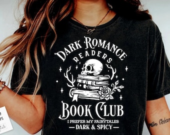 Könnte beinhalten: Ein schwarzes T-Shirt mit einem weißen Grafikdesign, auf dem "Dark Romance Readers Book Club" mit einem Totenkopf und einem Stapel Bücher steht. Der Text unter der Grafik lautet "I prefer my fairytales - dark & spicy -"