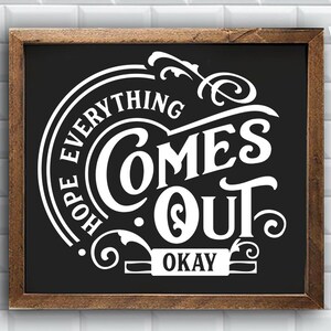 以下が含まれることがあります： 「Hope Everything Comes Out Okay」と書かれた円形のデザインが施された白黒の看板です。