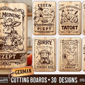 Puede incluir: Colecci&oacute;n de tablas de cortar de madera con varios dise&ntilde;os en alem&aacute;n. Las tablas presentan ilustraciones grabadas de animales, escenas de cocina y frases humor&iacute;sticas. La tabla principal tiene un chef vaca y el texto "Deine Meinung steht nicht im Rezept."