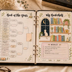Pu&ograve; includere: Un'agenda ad anelli aperta che presenta un tabellone del torneo Book of the Year disegnato a mano sulla pagina sinistra e un'illustrazione My Bookshelf con una sezione Wishlist sulla destra, decorata con libri colorati, un gatto e piante.